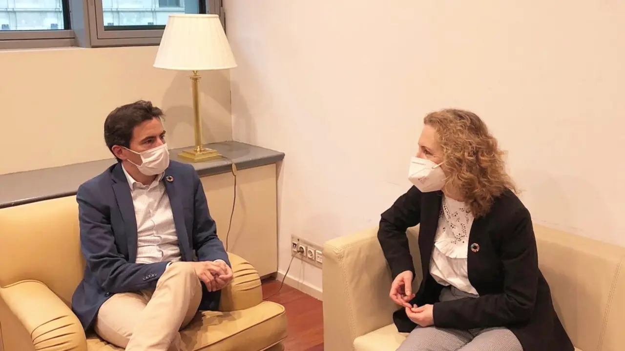 Pedro Casares y la senadora Isabel Cabez&oacute;n en una reuni&oacute;n ayer. / ALERTA