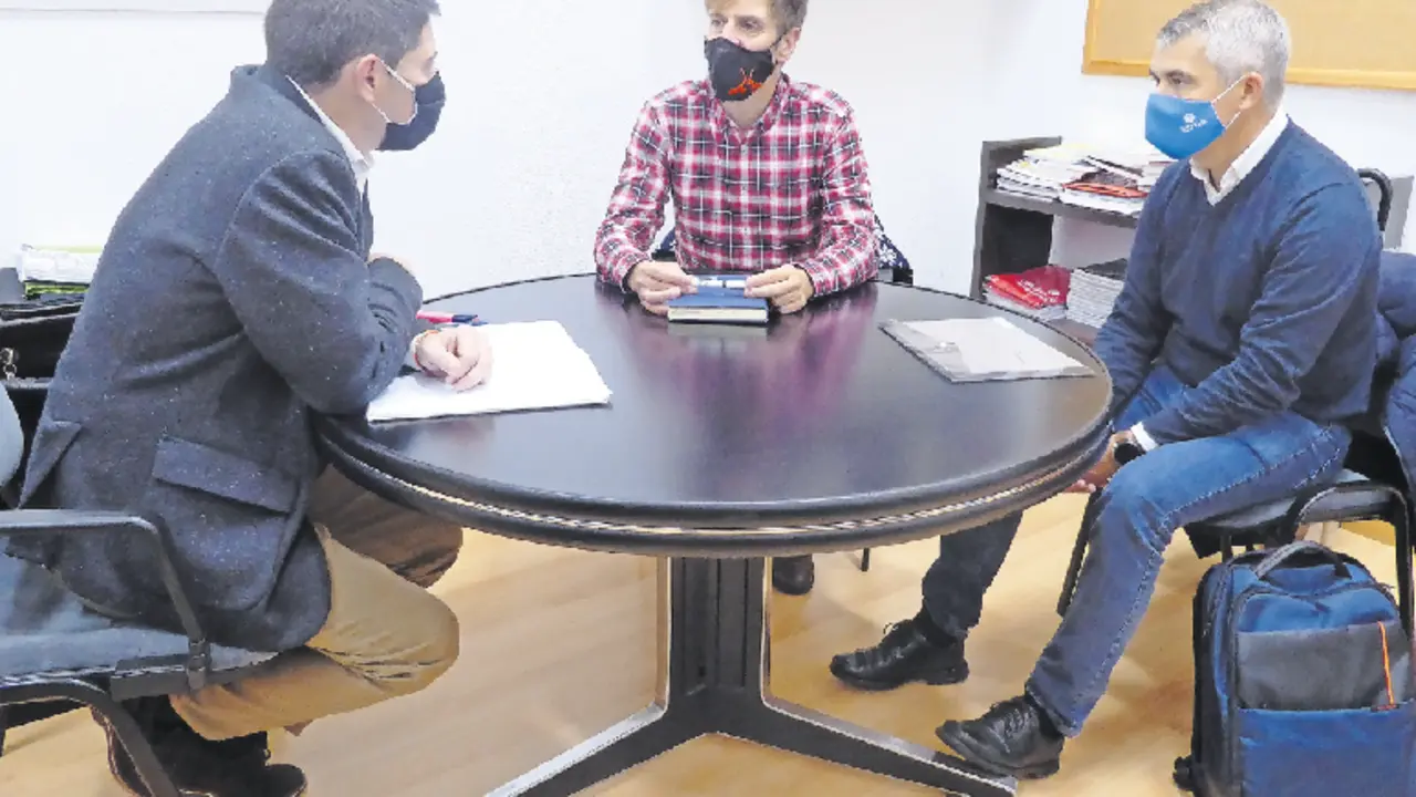 Momento de la reuni&oacute;n con el representante de la CEOE, Enrique Conde. / ALERTA