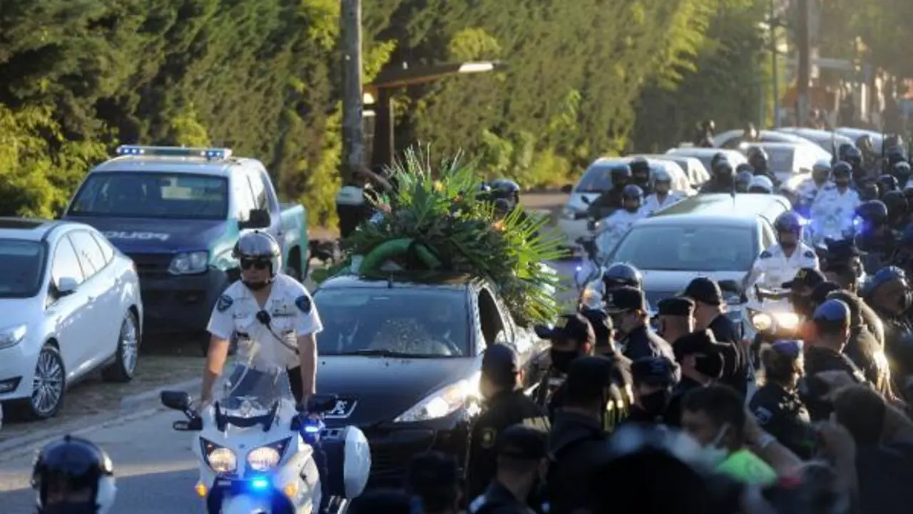 Decenas de hinchas caminan detr&aacute;s del cortejo f&uacute;nebre que traslada los restos de Diego Armando Maradona desde la Plaza de Mayo al cementerio hoy, en Buenos Aires (Argentina). El cortejo f&uacute;nebre que trasladar&aacute; los restos de Diego Armando Maradona hacia un cementerio de la periferia de Buenos Aires comenz&oacute; su marcha a las 17.50 hora local (20.50 GMT) de este jueves, en medio de una Buenos Aires convulsionada por los incidentes entre fan&aacute;ticos del exfutbolista y la polic&iacute;a. El destino final es el cementerio privado Jard&iacute;n Bella Vista, a unos 40 kil&oacute;metros de la capital argentina. EFE/ ENRIQUE GARCIA MEDINA