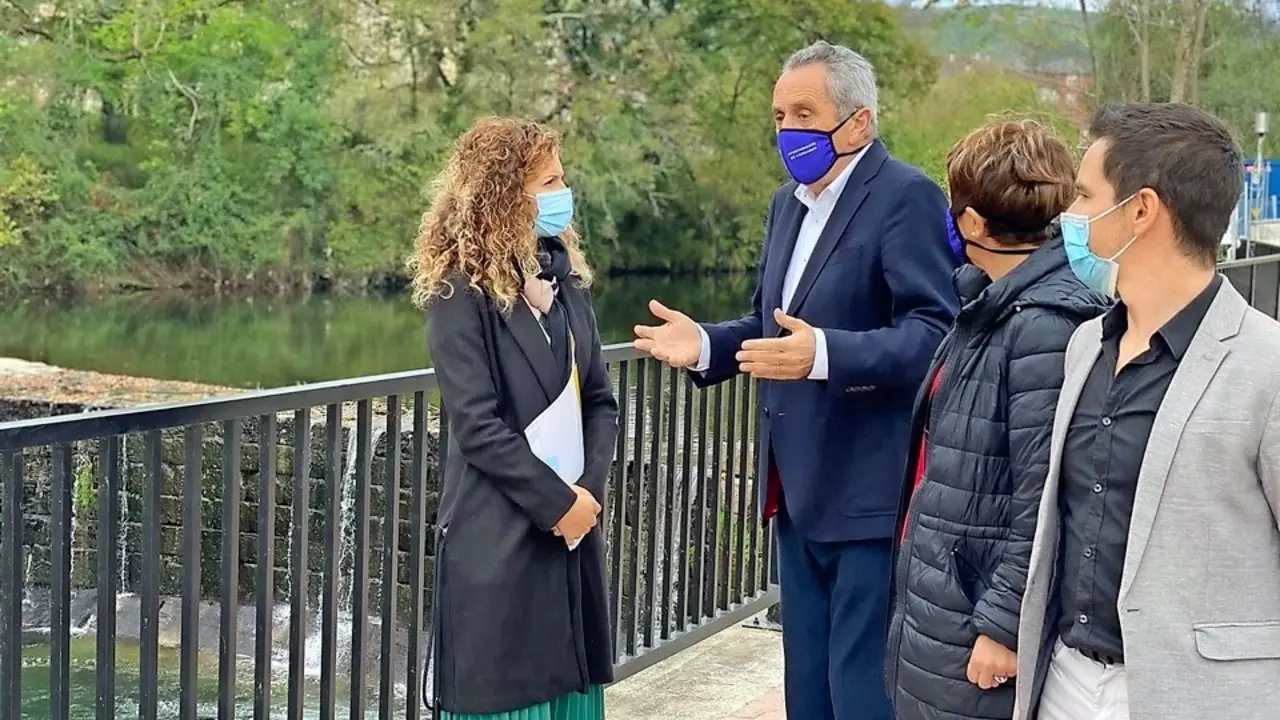 Un momento de la visita a la presa de Regolgo. / ALERTA