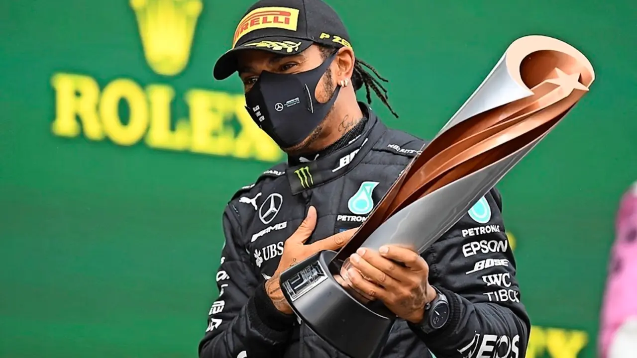 El piloto brit&aacute;nico Lewis Hamilton tras vencer en Estambul. / EFE