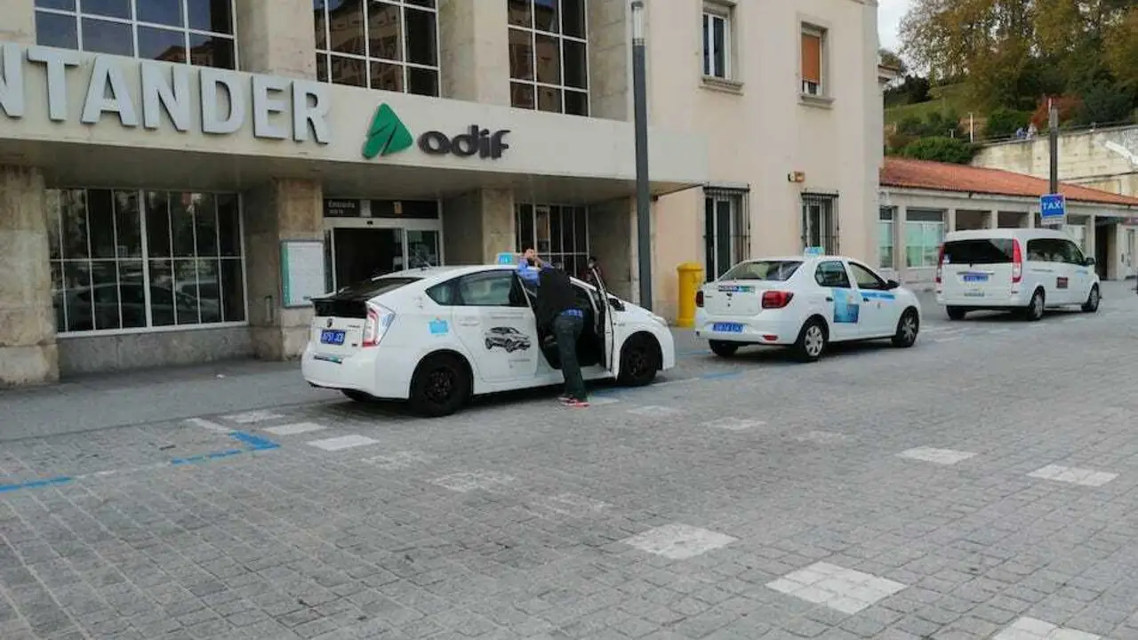 Parada de taxis de Santander. / ALERTA