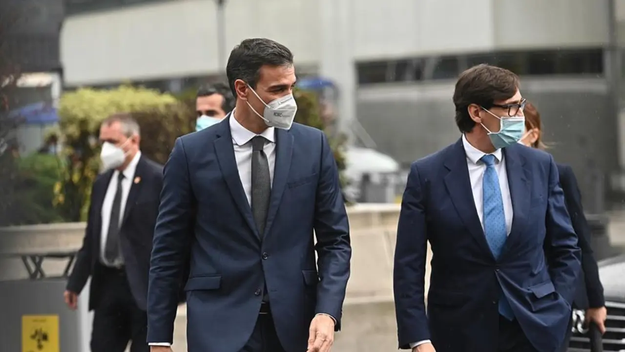 El presidente del Gobierno, Pedro S&aacute;nchez (i), y el ministro de Sanidad, Salvador Illa, visitan este viernes la Unidad Central de Investigaci&oacute;n Cl&iacute;nica y Ensayos Cl&iacute;nicos del Hospital de La Paz, en Madrid. EFE/Fernando Villar