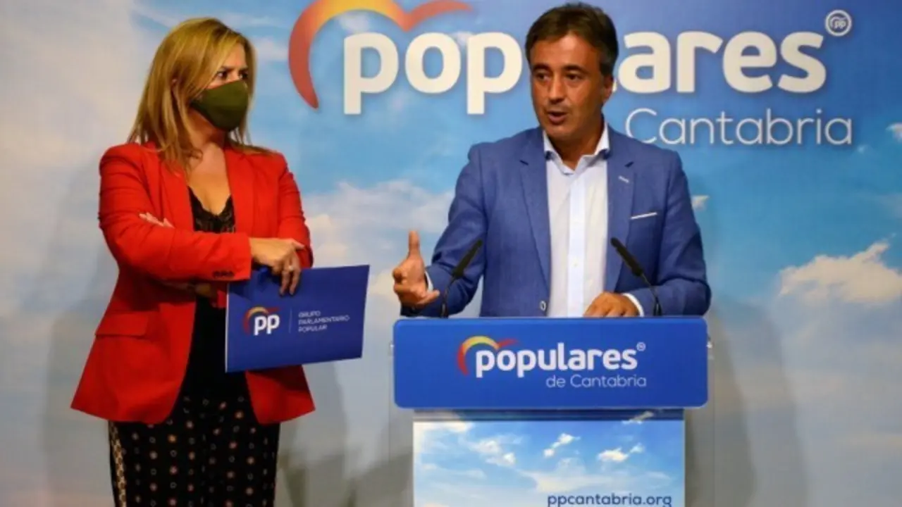 Los diputados por Cantabria del Partido Popular, Diego Movell&aacute;n y Elena Castillo durante la rueda de prensa. / ALERTA