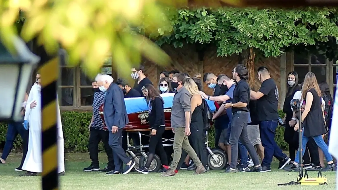 -FOTODELDIA- que traslada los restos de Diego Armando Maradona desde la Plaza de Mayo al cementerio hoy, en Buenos Aires (Argentina). El cortejo f&uacute;nebre que trasladar&aacute; los restos de Diego Armando Maradona hacia un cementerio de la periferia de Buenos Aires comenz&oacute; su marcha a las 17.50 hora local (20.50 GMT) de este jueves, en medio de una Buenos Aires convulsionada por los incidentes entre fan&aacute;ticos del exfutbolista y la polic&iacute;a. El destino final es el cementerio privado Jard&iacute;n Bella Vista, a unos 40 kil&oacute;metros de la capital argentina. EFE/ ENRIQUE GARCIA MEDINA