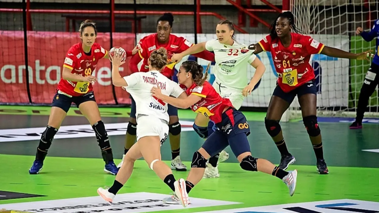 GRAF6546. TORRELAVEGA (CANTABRIA), 27/11/2020.- Las jugadoras de la selecci&oacute;n espa&ntilde;ola de balonmano defienden la porter&iacute;a ante la jugadora de Eslovaquia, Annamaria Patrnciakova (2i) en el amisto que han disputado este viernes en el pabell&oacute;n Vicente Trueba de la localidad c&aacute;ntabra de Torrelavega. EFE/ Pedro Puente Hoyos