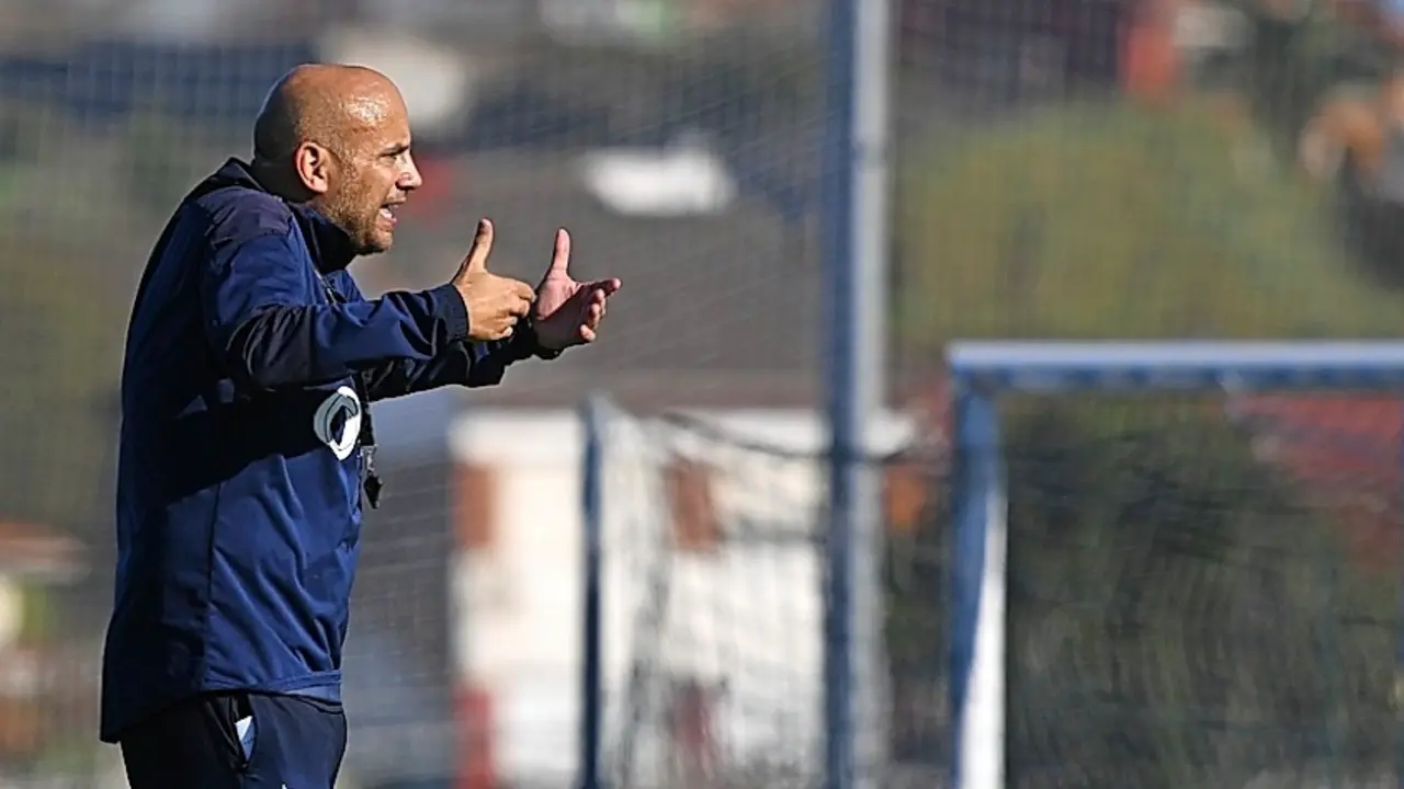 Javi Rozada, dando indicaciones a sus hombres. / Hardy
