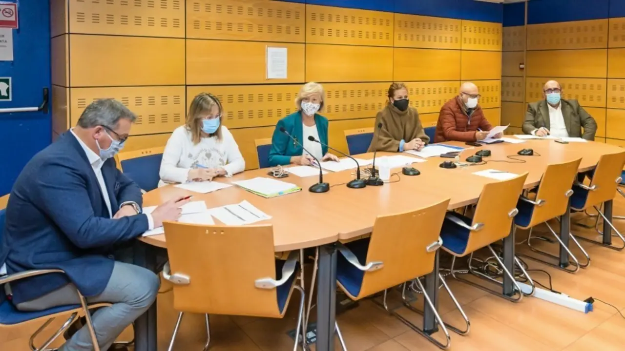 La Consejera de Educaci&oacute;n, Marina Lomb&oacute;, asiste a la Mesa Sectorial de Educaci&oacute;n / Ra&uacute;l Lucio