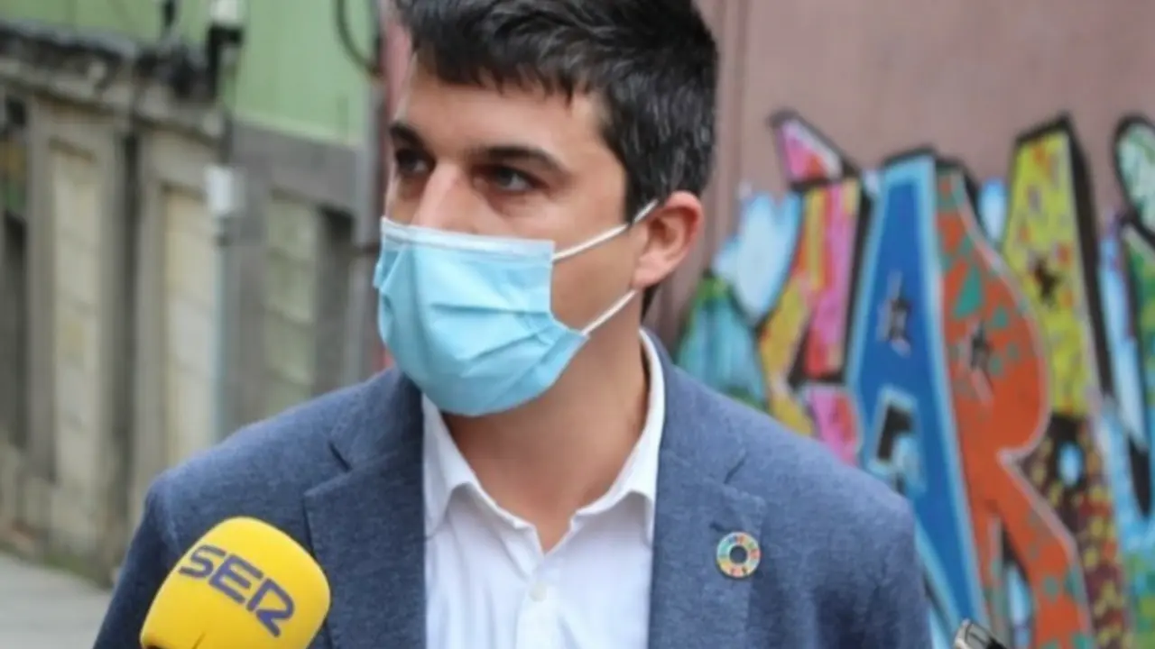 El portavoz del PSOE en Santander, Daniel Fern&aacute;ndez durante su visita al Cabildo de Arriba. / ALERTA