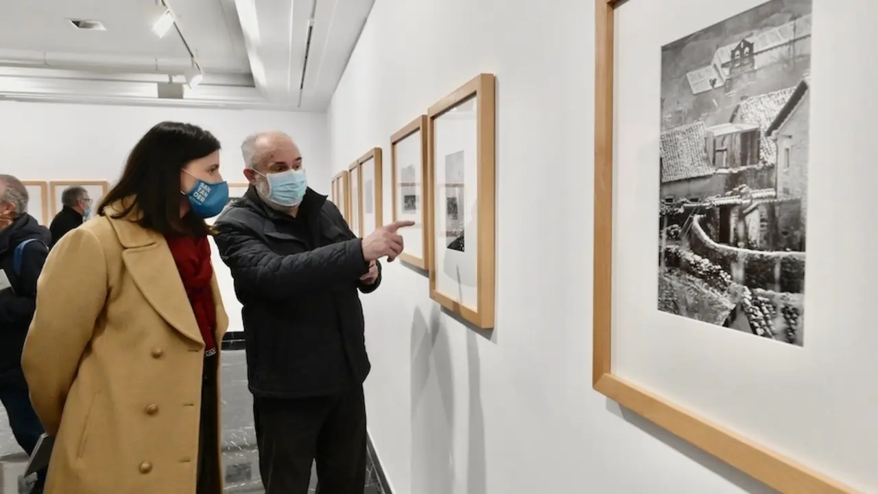 La alcaldesa de Santander en la inaguraci&oacute;n de la exposici&oacute;n de Pedro Palazuelos. / ALERTA