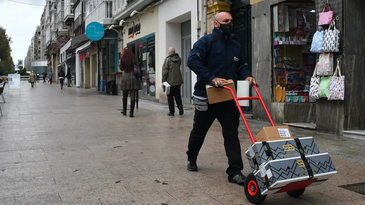 Un repartidor de comida en la calle Burgos de Santander. / HARDY