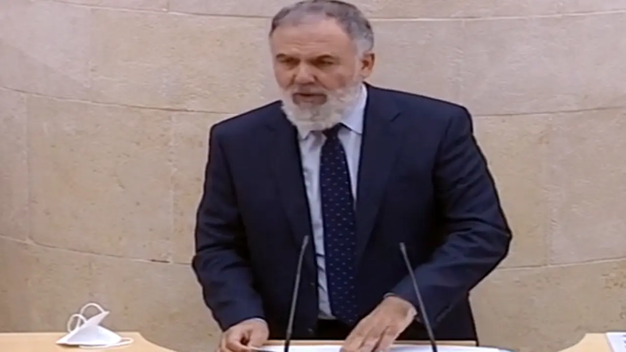 El portavoz econ&oacute;mico del PP, Lorenzo Vidal de la Pe&ntilde;a durante su &uacute;ltima intervenci&oacute;n en el Parlamento c&aacute;ntabro. / ALERTA