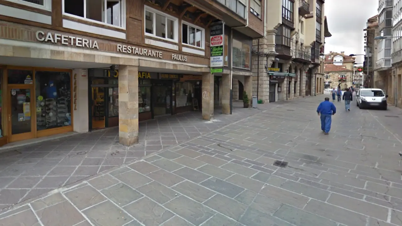 Vista de los comercios en la calle Mayor de Reinosa. / ALERTA