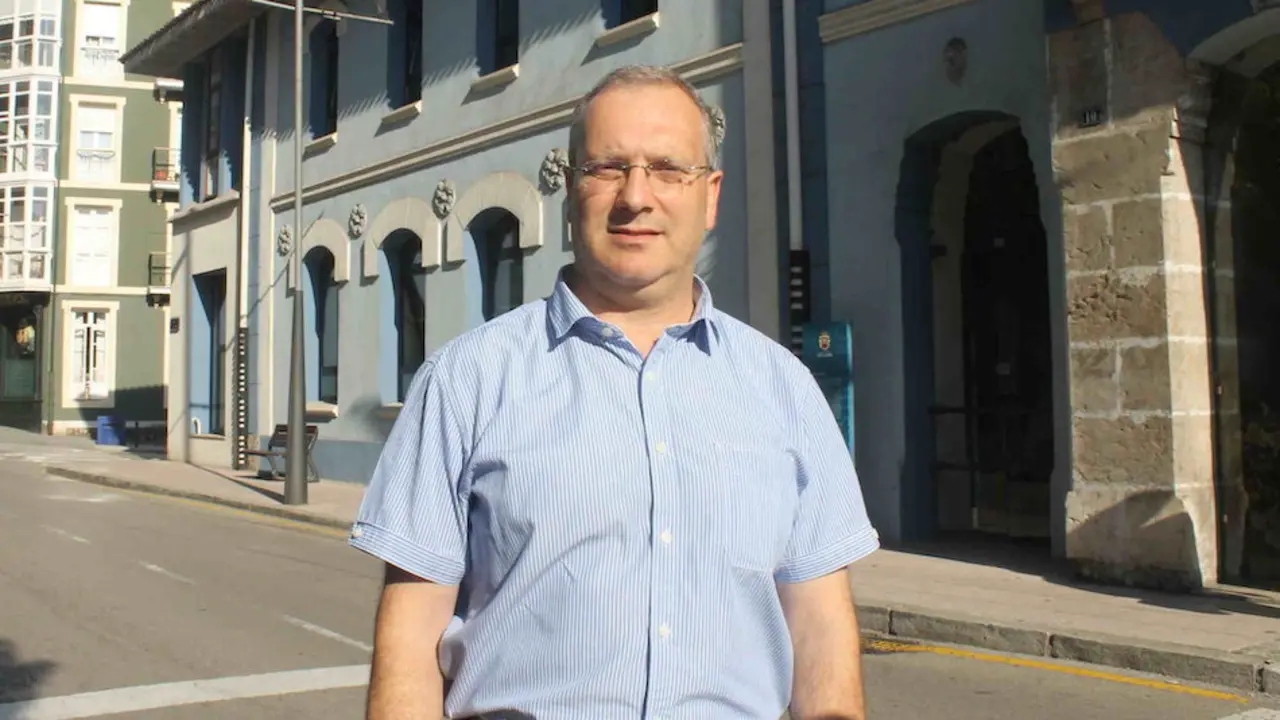 El portavoz del PSOE de Astillero, Salom&oacute;n Mart&iacute;n frente al Ayuntamiento. / ALERTA