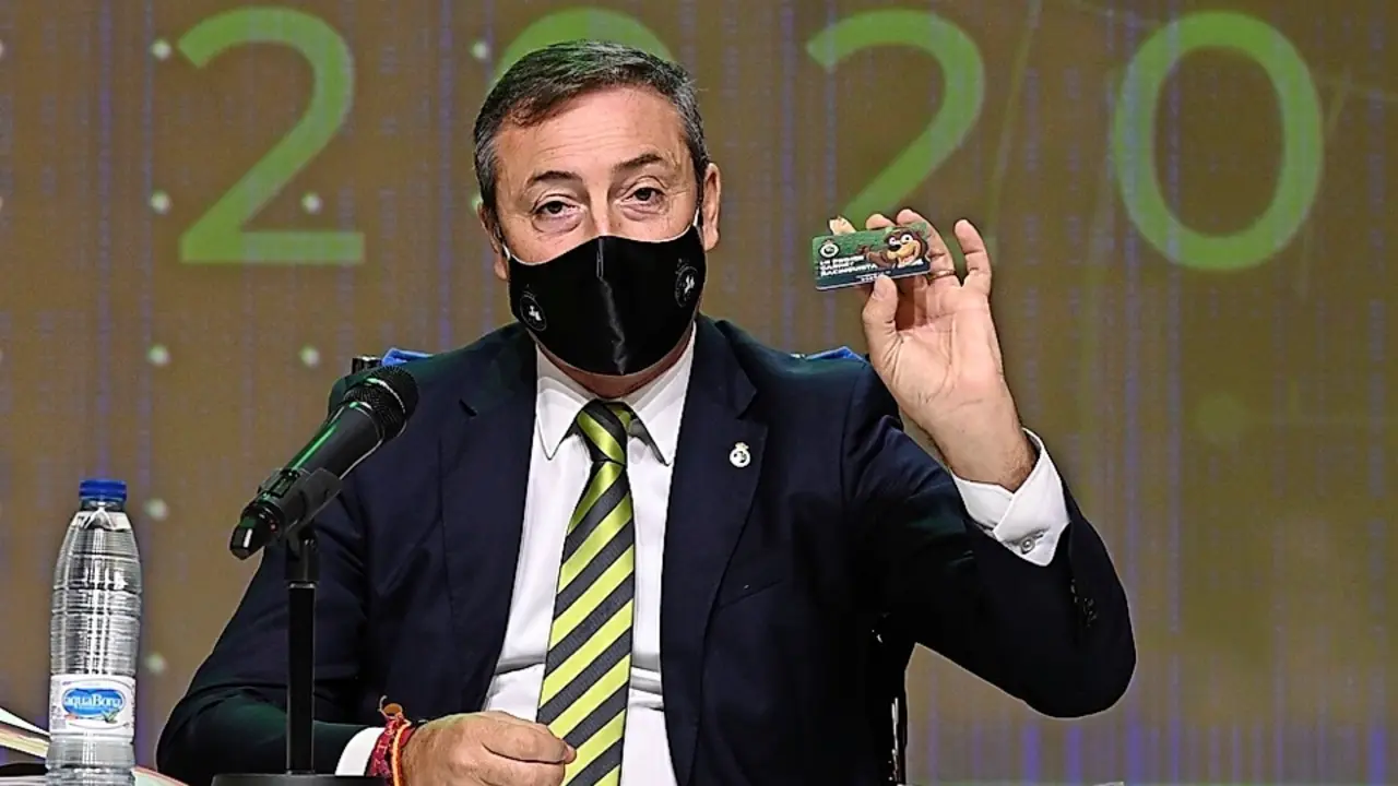Alfredo P&eacute;rez ense&ntilde;a el primer carn&eacute; racinguista que regalar&aacute;n a todo reci&eacute;n nacido. / Hardy