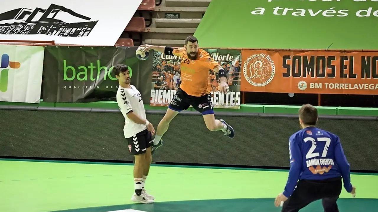 Jos&eacute; Carlos Hern&aacute;ndez lanzando a porter&iacute;a. / Sa&uacute;l ceballos