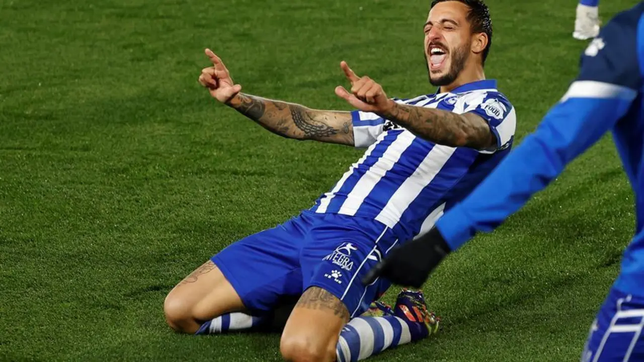El delantero del Alav&eacute;s Joselu celebra el segundo gol ante el Real Madrid, durante el partido de Liga en Primera Divisi&oacute;n ante el Alav&eacute;s que disputan esta noche en el estadio Alfredo Di St&eacute;fano. EFE/Chema Moya
