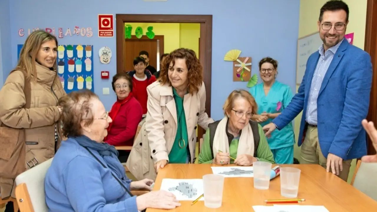 Javier Incera y Ana Bel&eacute;n &Aacute;lvarez durante su visita al Centro de D&iacute;a. / ALERTA