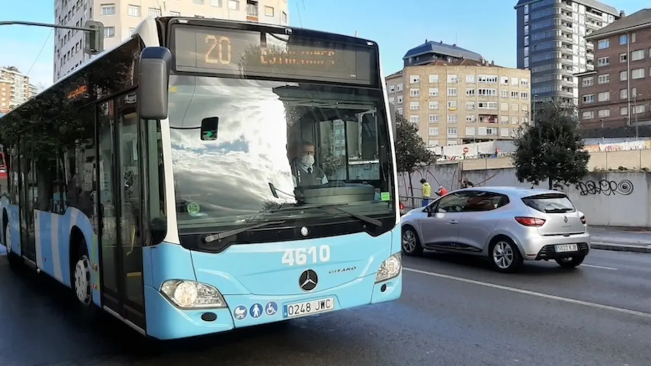 Un autob&uacute;s por la calle Casimiro Sainz en Santander. / S.D.