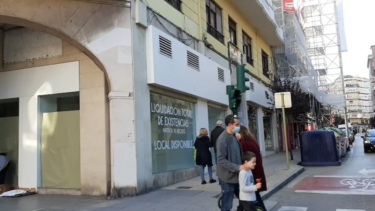 Vista de un comercio en liquidaci&oacute;n en el d&iacute;a de ayer en la calle Ruiz Tagle de Torrelavega. / S.D.