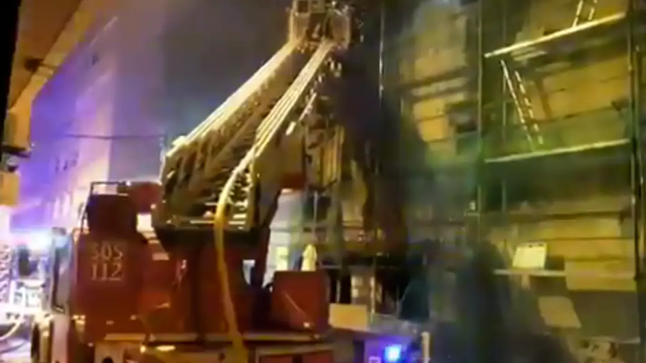 Los bomberos intentan apagar el fuego. / 112