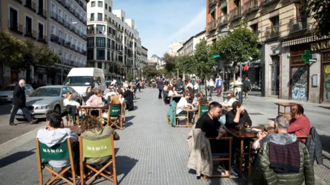 Ambiente en las terrazas de los bares de la Plaza de Cascorro en Madrid en el Puente de Todos los Santos. La Comunidad de Madrid est&aacute; cerrada perimetralmente hasta el martes. EFE/Luca Piergiovanni