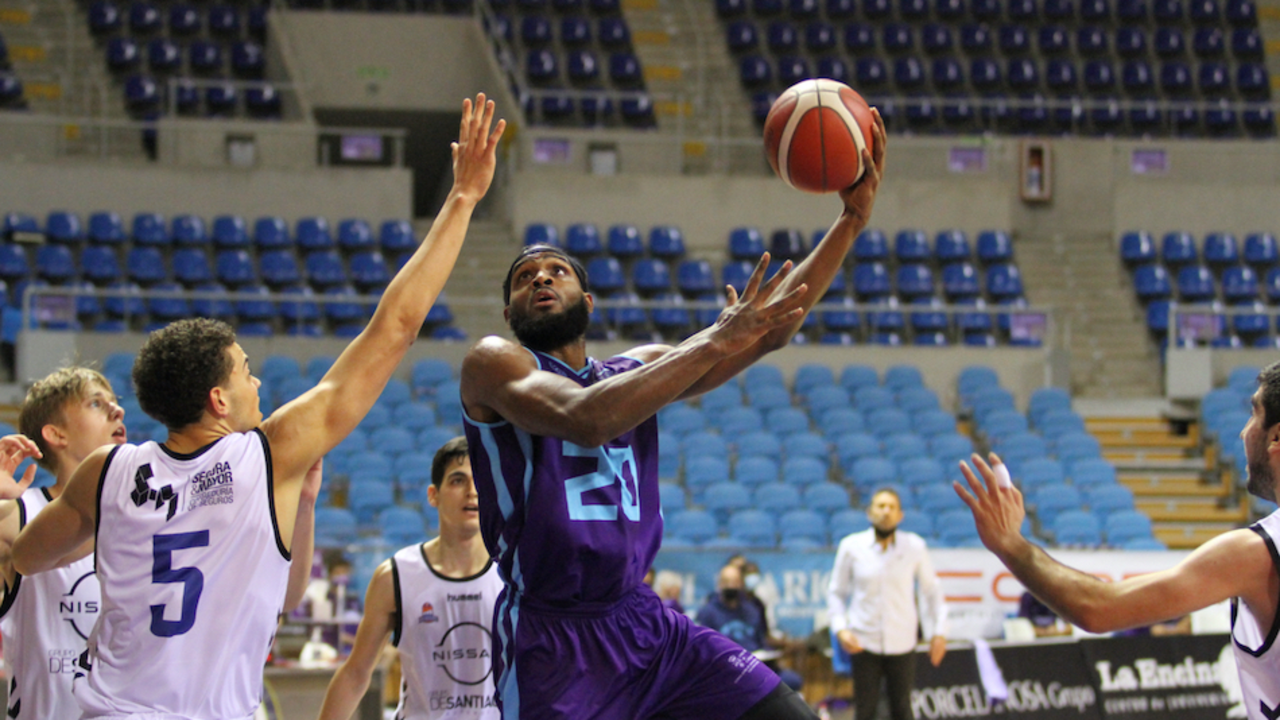 El jugador del Cantbasket Brian Ofori lanza a canasta. 
/ LANZA