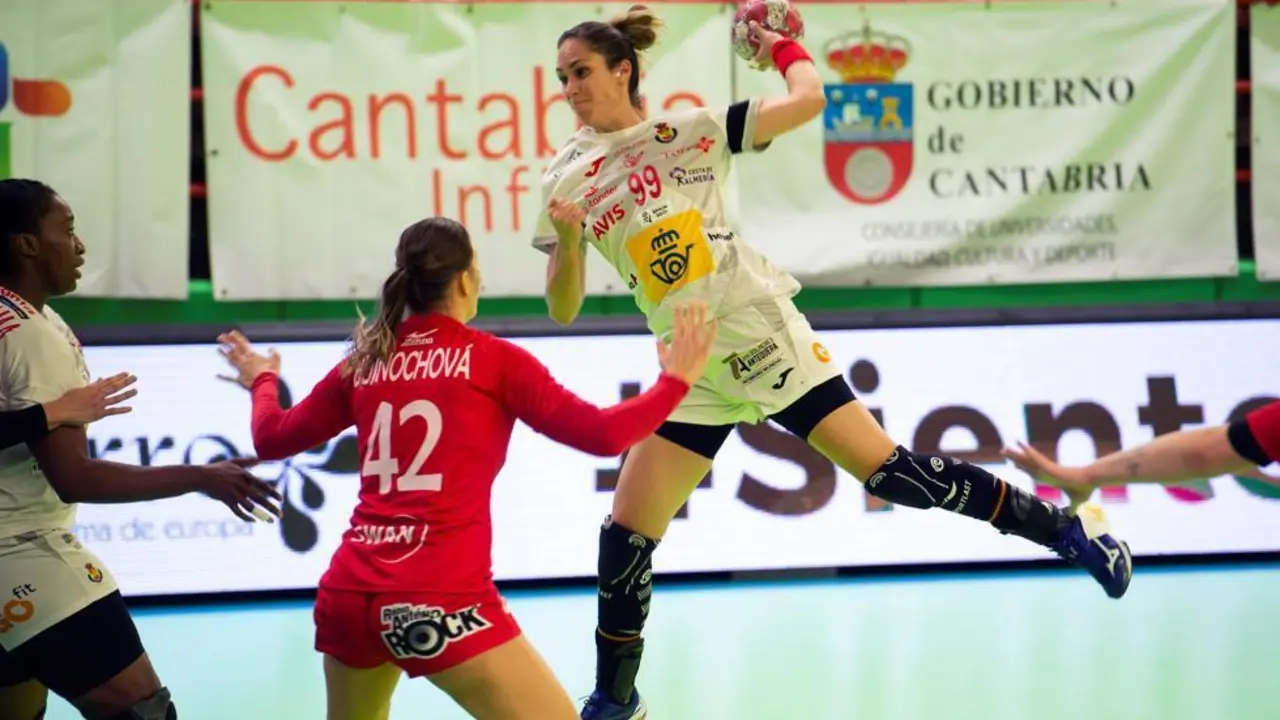 La jugadora de la selecci&oacute;n espa&ntilde;ola de balonmano Mireya Gonz&aacute;lez dispara a porter&iacute;a durante el amisto que han disputado este domingo en el pabell&oacute;n Vicente Trueba de la localidad c&aacute;ntabra de Torrelavega frente a la selecci&oacute;n de Eslovaquia como preparaci&oacute;n para el Campeonato de Europa de Dinamarca. EFE/Pedro Puente Hoyos