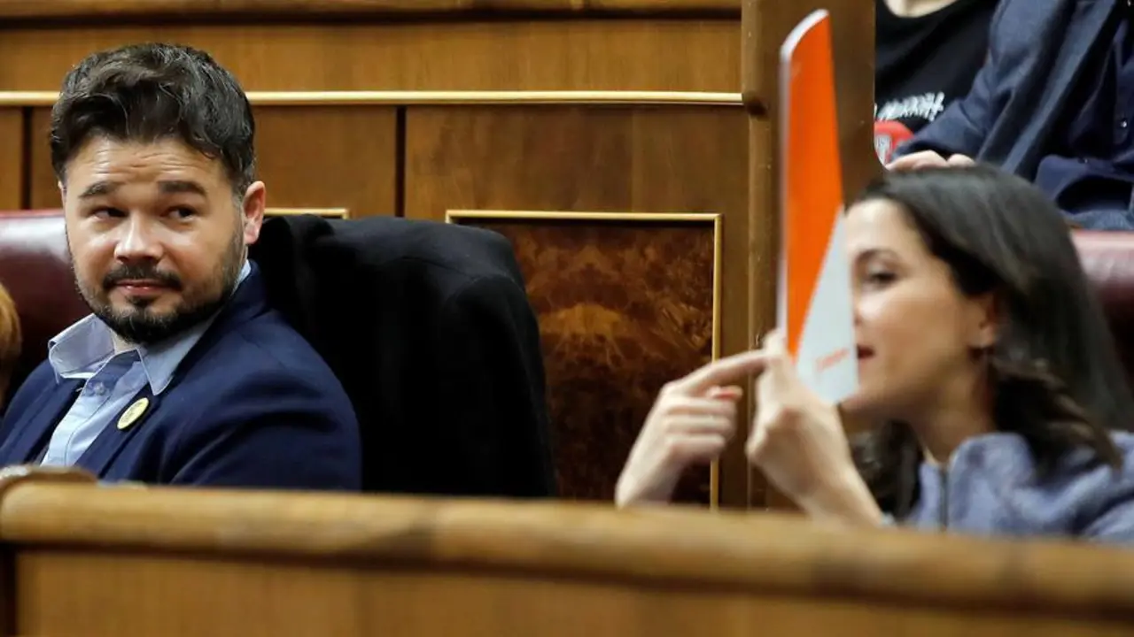 El portavoz de ERC, Gabriel Rufi&aacute;n, observa a la portavoz de Ciudadanos, In&eacute;s Arrimadas, durante la segunda jornada del debate de investidura de Pedro S&aacute;nchez como presidente del Gobierno este domingo en el Congreso de los Diputados. EFE/Juan Carlos Hidalgo