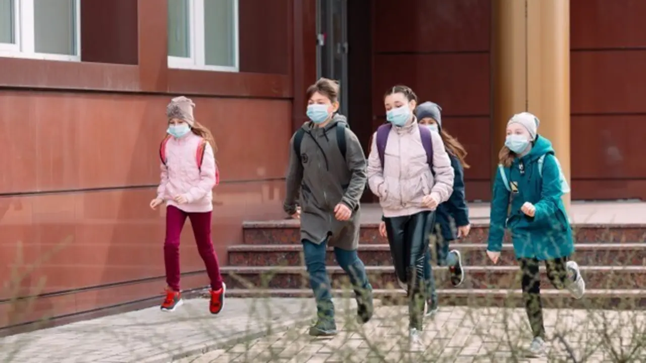 ninos-estudiantes-mascaras-medicas-abandonan-escuela_109285-8270
