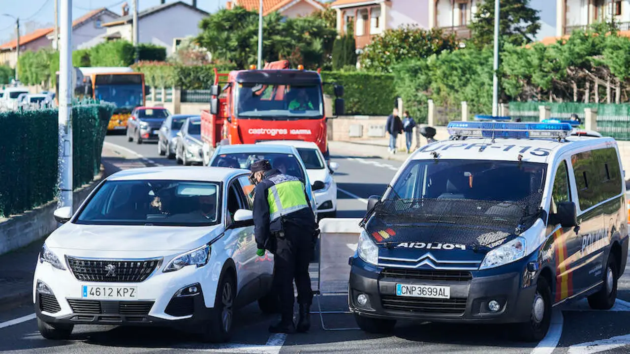 Un agente de la Polic&iacute;a en un control en Mortera tras el cierre perimetral de los municipios. / HARDY