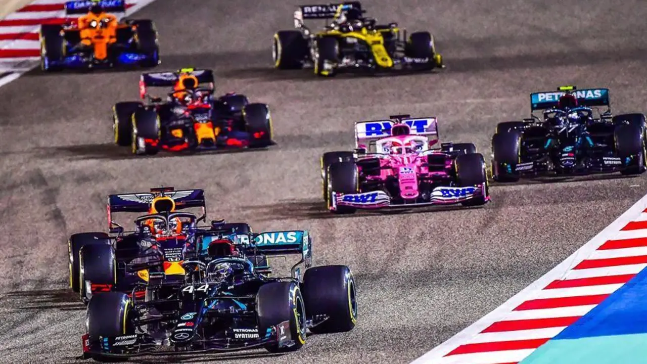 El piloto brit&aacute;nico de F&oacute;rmula 1 Lewis Hamilton (delantero) de Mercedes-AMG Petronas en acci&oacute;n durante el Gran F&oacute;rmula Uno de Bar&eacute;in en el Circuito Internacional de Bar&eacute;in en Sakhir, Bar&eacute;in, 29 de noviembre de 2020.20 (F&oacute;rmula Uno, Bar&eacute;in) EFE / EPA / Giuseppe Cacace / Piscina
