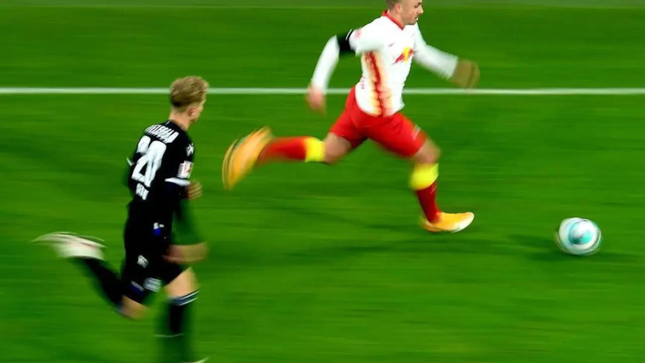 Jose Angelino (R) de Leipzig en acci&oacute;n contra Nils Seufert (L) de Bielefeld durante el partido de f&uacute;tbol de la Bundesliga alemana entre RB Leipzig y DSC Arminia Bielefeld en Leipzig, Alemania, el 28 de noviembre de 2020. (Alemania) EFE
