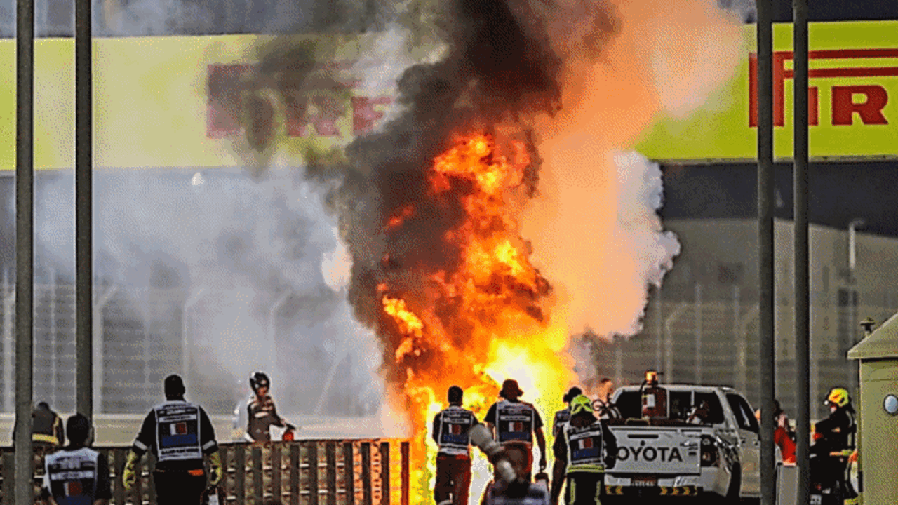 El coche de Romain Grosjean, envuelto en llamas tras el accidente y m&aacute;s. / EFE