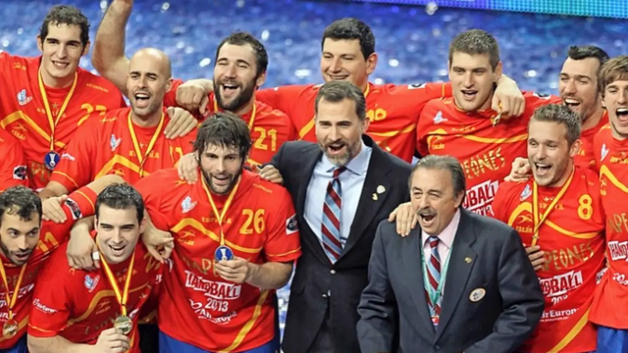Fotograf&iacute;a de archivo del 27 de enero del 2013 del pr&iacute;ncipe Felipe y el presidente de la Federaci&oacute;n Espa&ntilde;ola de Balonmano, Juan de Dios Rom&aacute;n, junto a los jugadores de la selecci&oacute;n espa&ntilde;ola de balonmano tras su victoria ante Dinamarca en la final del Campeonato del Mundo de balonmano de Barcelona. / &Aacute;ngel D&iacute;az