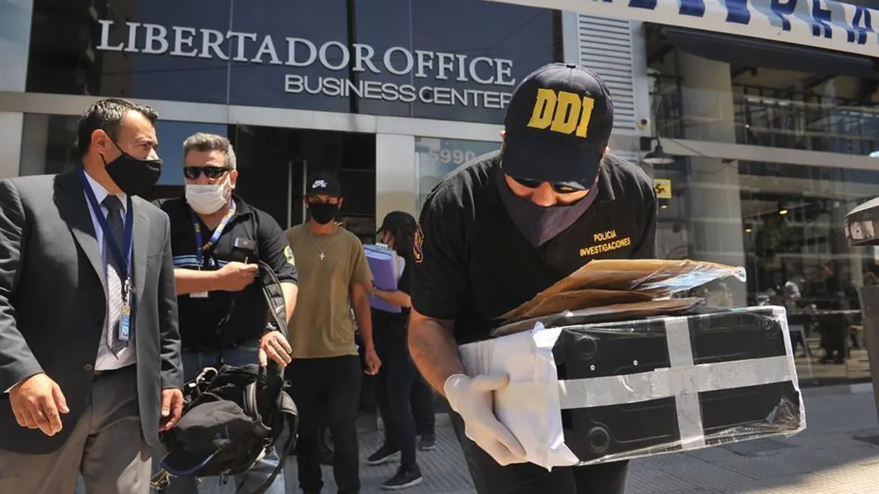 Varios polic&iacute;as salen con documentaci&oacute;n de la cl&iacute;nica del m&eacute;dico de Maradona. / EFE