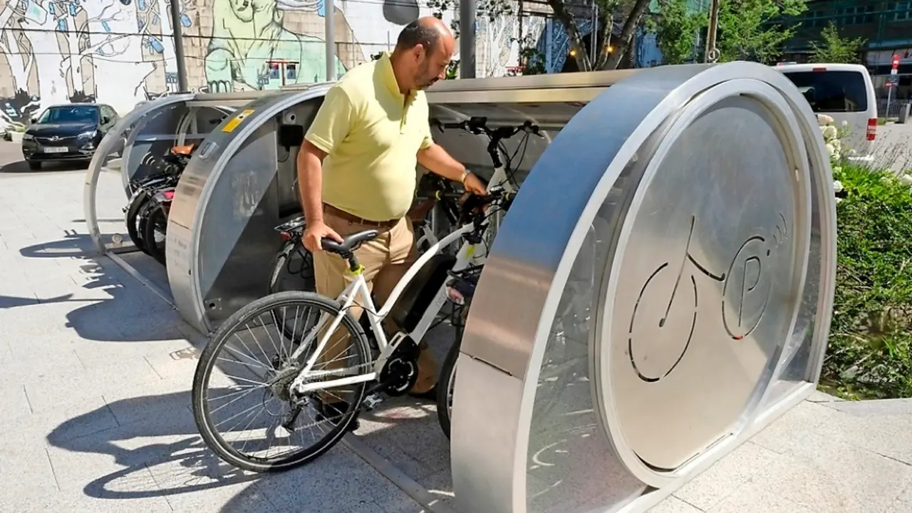 Una persona con una bicicleta en un aparcamiento para estos veh&iacute;culos. / ALERTA