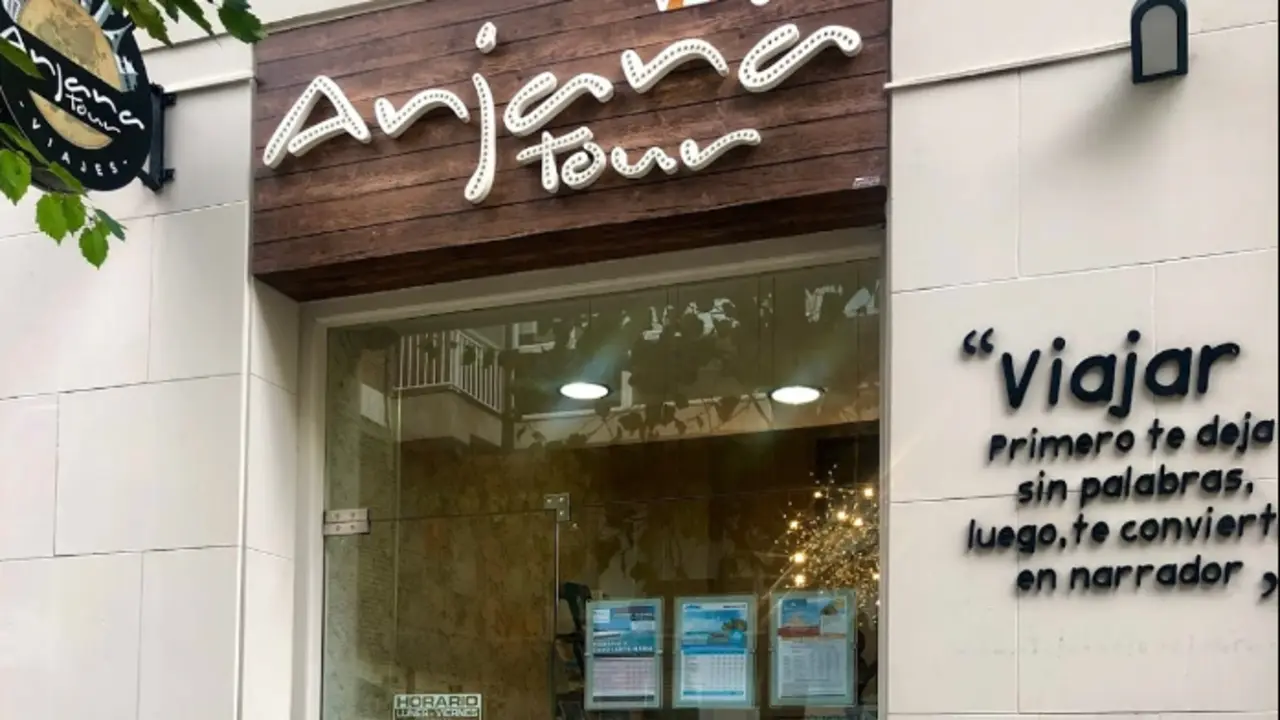 Agencia de viajes situada en la calle Hern&aacute;n Cort&eacute;s de Santander. / ALERTA