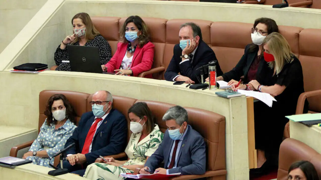 Vista de la bancada socialista en el Parlamento c&aacute;ntabro. / J. RAM&Oacute;N