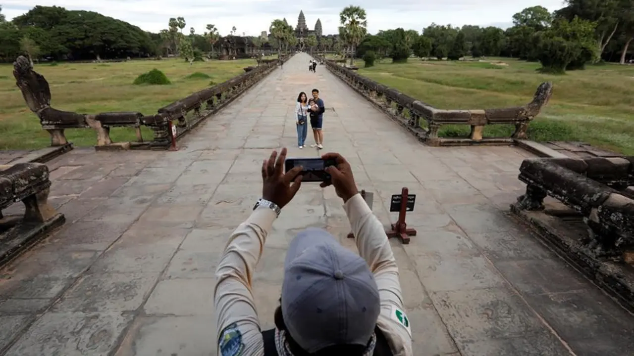 Turistas posan para una foto en el templo de Angkor Wat en la provincia de Siem Reap, Camboya, 29 de noviembre de 2020. Seg&uacute;n informes de los medios locales, el Gobierno de Camboya ha concedido a NagaCorp un contrato de arrendamiento de terreno por 50 a&ntilde;os para un proyecto de parque tem&aacute;tico al sur del complejo de Angkor Wat, que atrae a unos cinco millones de turistas cada a&ntilde;o. EFE / MAK REMISSA