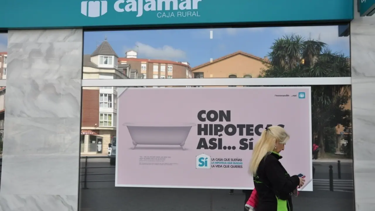 Vista de la fachada del banco Cajamar en la calle Garcilaso de la Vega en Torrelavega. / S.D.