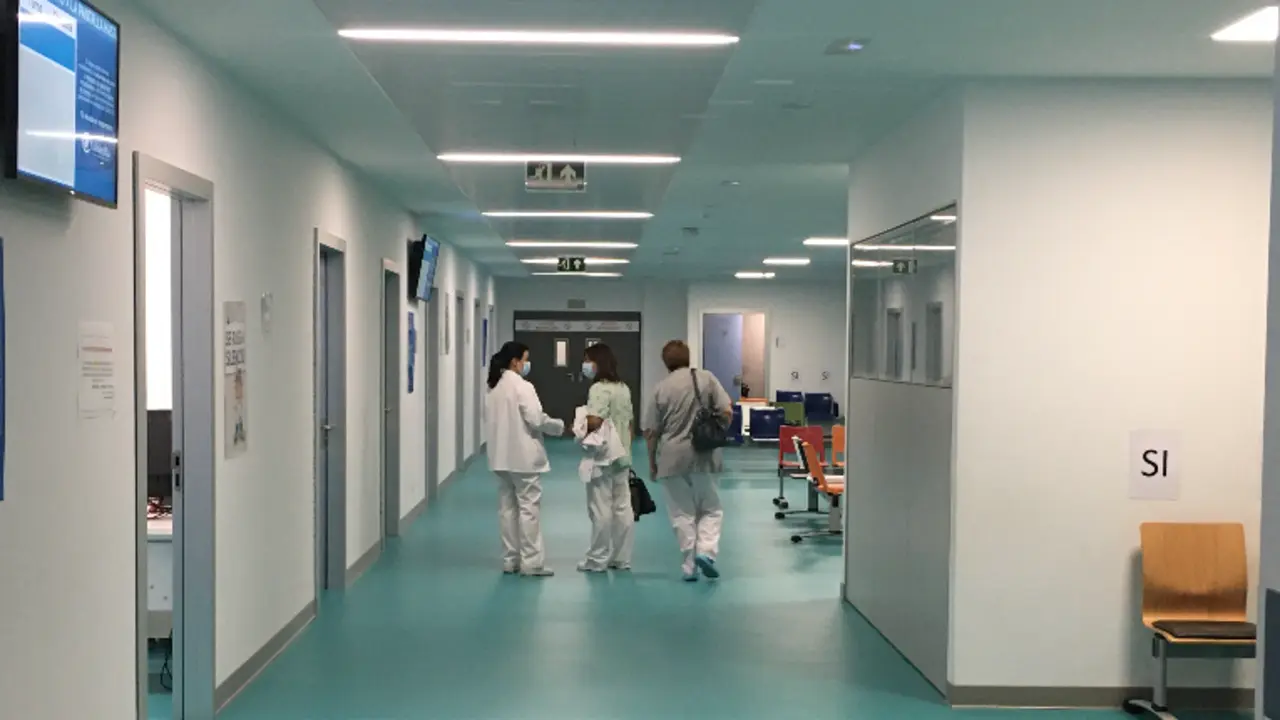 Dos sanitario conversan en uno de los pasillos del Hospital Marqu&eacute;s de Valdecilla. / S.D.
