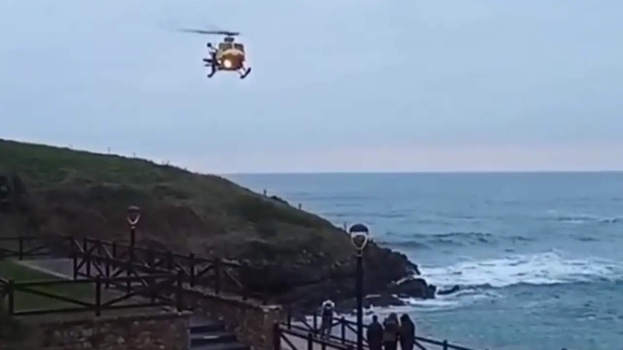 El helic&oacute;ptero en el momento del rescate en la playa de Santa Justa.