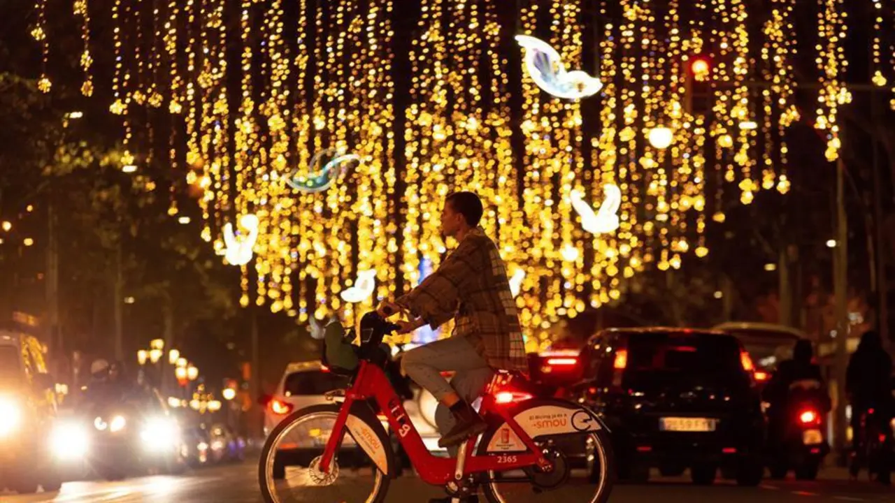 Ambiente de compras pre-navide&ntilde;as este lunes en el Paseo de Gracia, en el centro de Barcelona. EFE/Enric Fontcuberta
