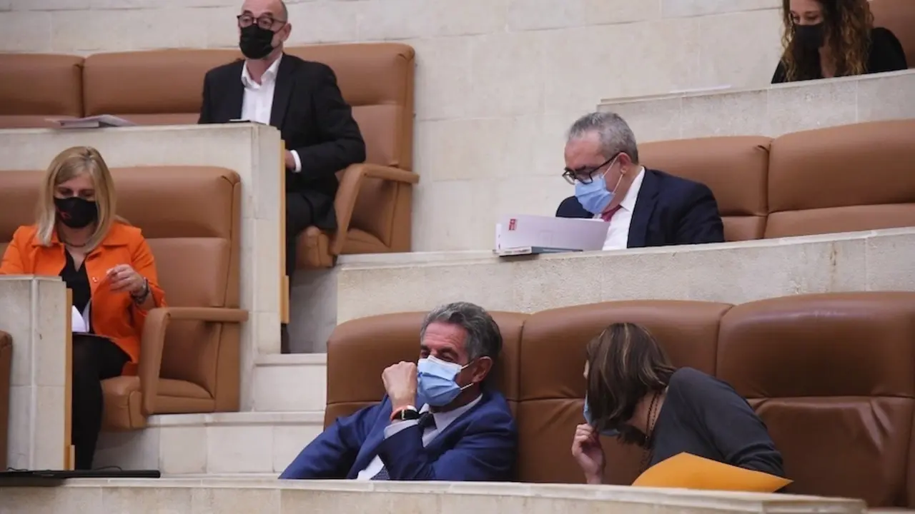 Los diputados c&aacute;ntabros durante la sesi&oacute;n parlamentaria de esta semana. / HARDY