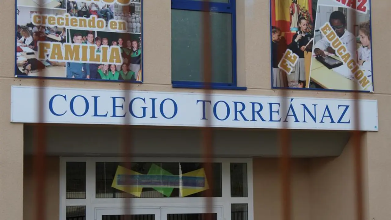 El pueblo de &Aacute;naz, en el municipio de Medio Cudevo, ha visto c&oacute;mo es retroceder a los duros meses en los que estuvo vigente el confinamiento domiciliario y este martes sus calles vuelven a estar vac&iacute;as porque el motor de su vida, el colegio Torre&aacute;naz, ha tenido que cerrar por los casos de coronavirus detectados entre su personal y sus alumnos. EFE/ Celia Ag&uuml;ero