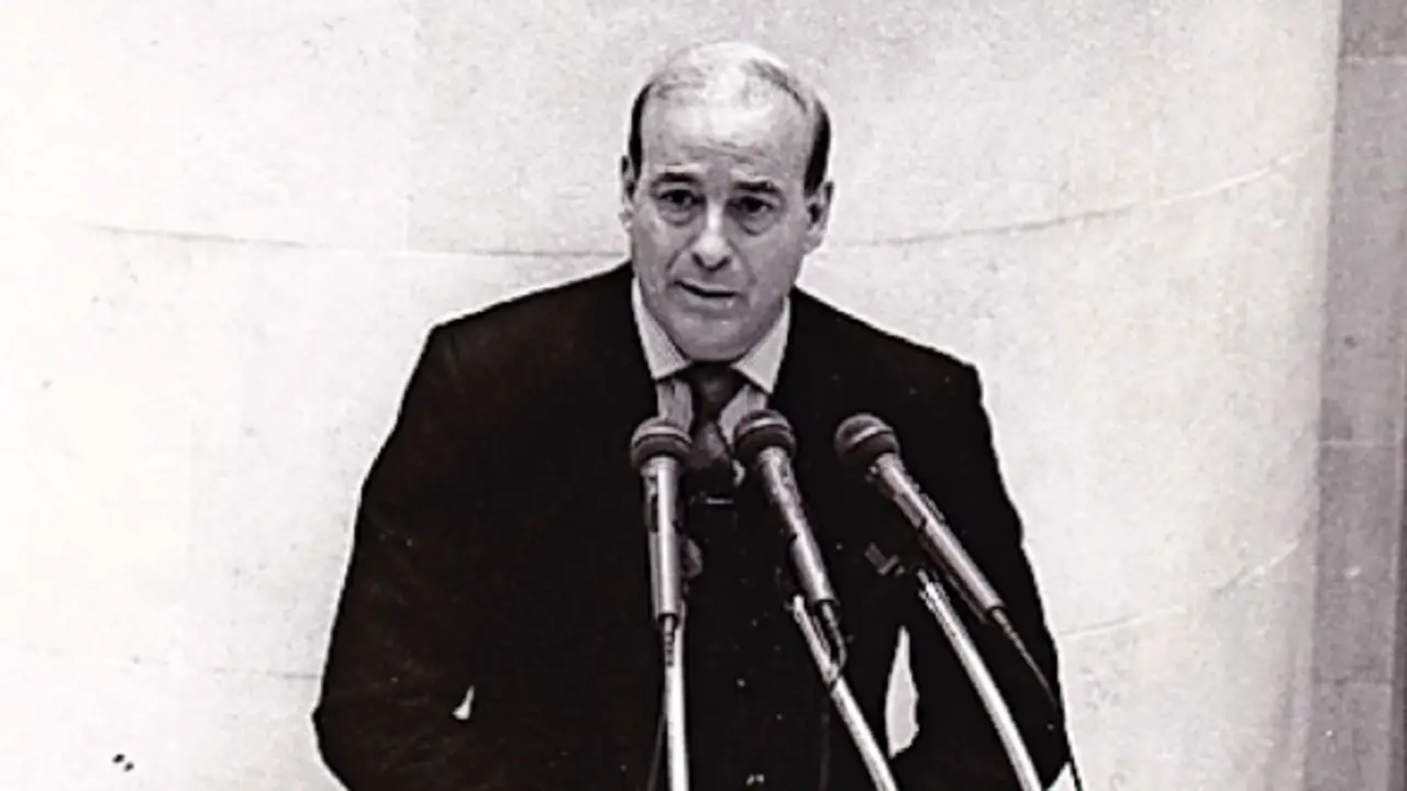 Hormaechea en la tribuna del Parlamento el 13-12-1993. / ARCHIVO-ALERTA-COTERA
