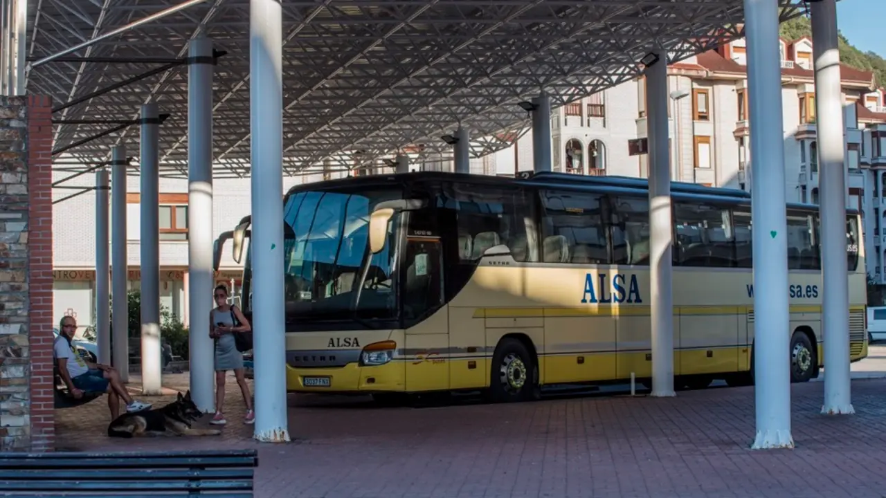 Dos personas esperan en la estaci&oacute;n de autobuses de Santo&ntilde;a. / REGUERA