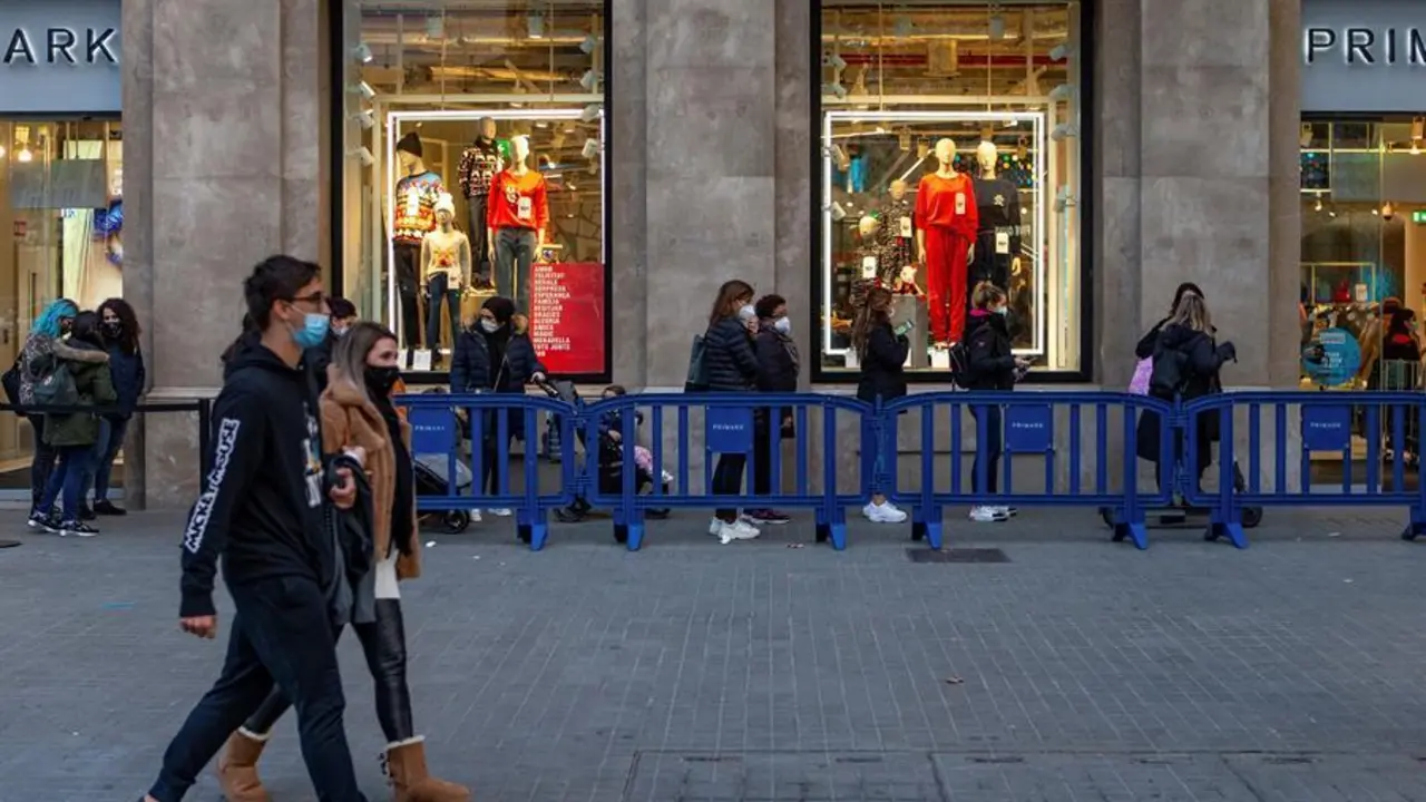 Ambiente de compras pre-navide&ntilde;as este lunes en el centro de Barcelona. EFE/Enric Fontcuberta