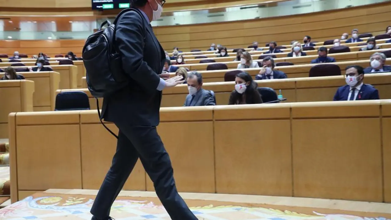 El ministro de Sanidad Salvador Illa (i), el ministro de Ciencia Pedro Duque (2i), la ministra de Igualdad Irene Montero (2d), y el ministro de Consumo Alberto Garz&oacute;n, durante la sesi&oacute;n de control en el Pleno del Senado, esta tarde en Madrid. EFE/Kiko Huesca